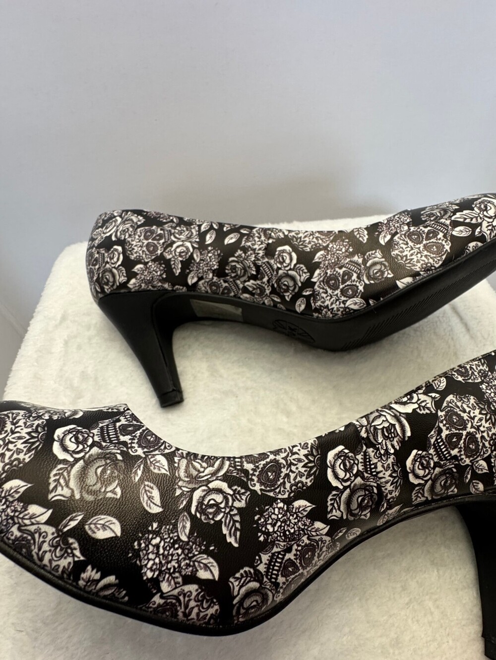 T.U.K. A8933L Antipop Heels Womens 9 Sugar Skull Roses Goth Pumps NWOT - Picture 9 of 10